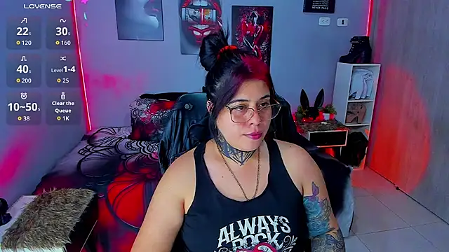 Snapshot of Veronika_metal chatting on 09/14/25, 03:27 Veronika metal online show from 09/14/25, 03:27