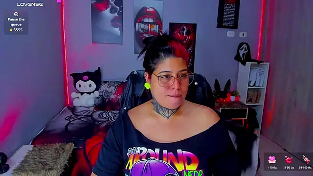 Snapshot of Veronika_metal chatting on 10/31/25, 04:02 Veronika metal online show from 10/31/25, 04:02