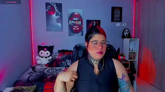 Snapshot of Veronika_metal chatting on 11/06/25, 08:15 Veronika metal online show from 11/06/25, 08:15