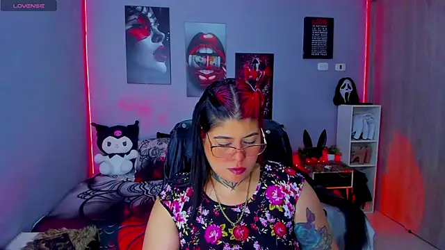 Snapshot of Veronika_metal chatting on 11/11/25, 08:14 Veronika metal online show from 11/11/25, 08:14