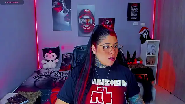 Snapshot of Veronika_metal chatting on 11/25/25, 04:01 Veronika metal online show from 11/25/25, 04:01