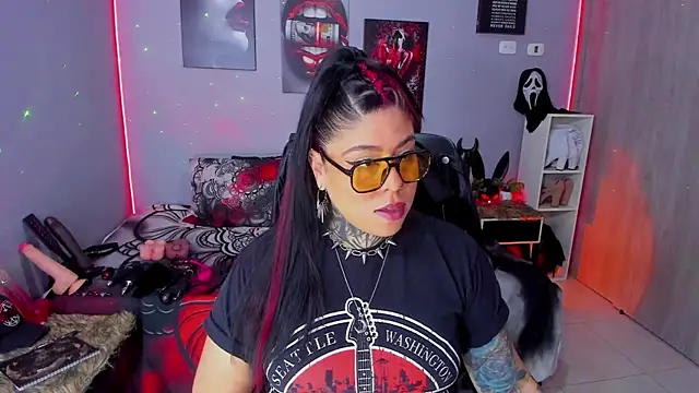 Snapshot of Veronika_metal chatting on 12/15/25, 04:11 Veronika metal online show from 12/15/25, 04:11