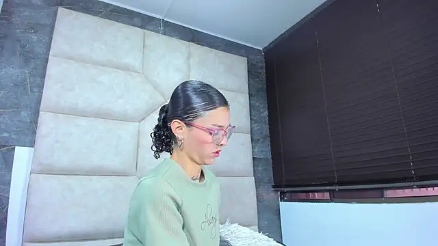 Snapshot of Vaiolett_Smith chatting on 04/13/26, 02:44 Vaiolett Smith online show from 04/13/26, 02:44