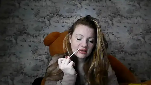 Snapshot of Eveline_May chatting on 12/15/25, 05:28 Eveline May online show from 12/15/25, 05:28