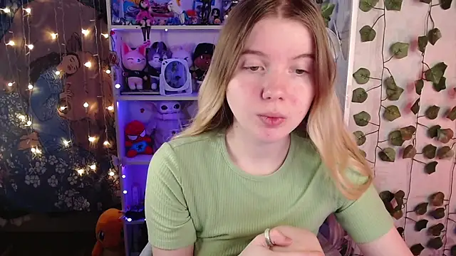 Snapshot of Strawberry_juli chatting on 02/28/25, 02:09 Strawberry juli online show from 02/28/25, 02:09