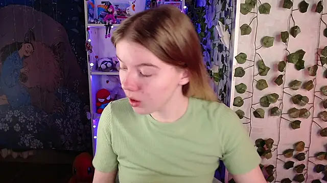 Snapshot of Strawberry_juli chatting on 03/04/25, 01:45 Strawberry juli online show from 03/04/25, 01:45