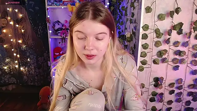 Snapshot of Strawberry_juli chatting on 03/07/25, 01:53 Strawberry juli online show from 03/07/25, 01:53