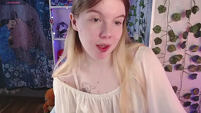 Snapshot of Strawberry_juli chatting on 03/11/25, 05:38 Strawberry juli online show from 03/11/25, 05:38