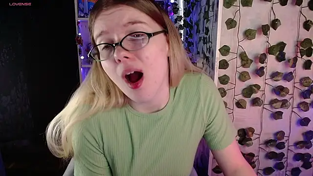 Snapshot of Strawberry_juli chatting on 03/12/25, 10:05 Strawberry juli online show from 03/12/25, 10:05