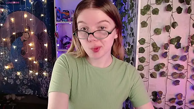 Snapshot of Strawberry_juli chatting on 03/19/25, 02:27 Strawberry juli online show from 03/19/25, 02:27