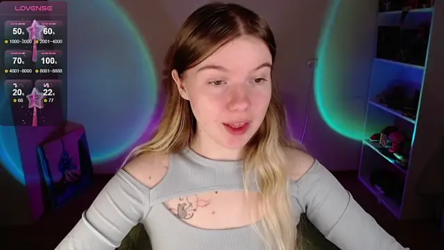 Snapshot of Strawberry_juli chatting on 09/21/25, 06:15 Strawberry juli online show from 09/21/25, 06:15