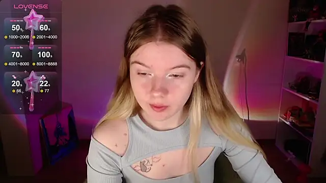 Snapshot of Strawberry_juli chatting on 09/29/25, 06:40 Strawberry juli online show from 09/29/25, 06:40