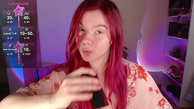 Snapshot of Strawberry_juli chatting on 10/17/25, 08:39 Strawberry juli online show from 10/17/25, 08:39