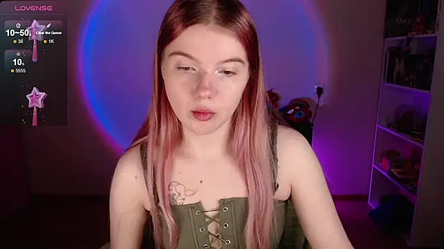 Snapshot of Strawberry_juli chatting on 12/17/25, 06:41 Strawberry juli online show from 12/17/25, 06:41