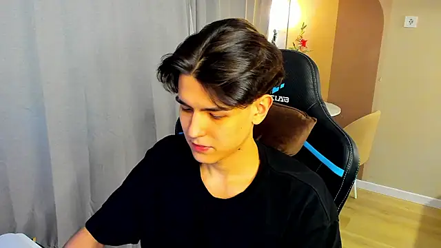 Snapshot of TravisRevas chatting on 12/19/25, 05:20 TravisRevas online show from 12/19/25, 05:20