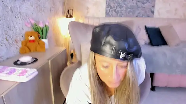 Liannaa  online show from 02/24/26, 07:45