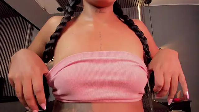 Snapshot of alahia_betancurx chatting on 11/11/25, 01:00 alahia betancurx online show from 11/11/25, 01:00