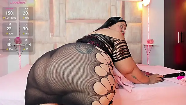 Snapshot of LunaaSweett chatting on 03/12/25, 08:20 LunaaSweett online show from 03/12/25, 08:20