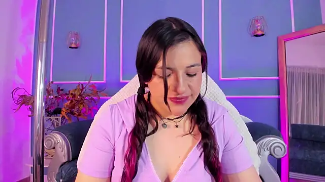 Snapshot of TaraTaylorr chatting on 11/12/25, 02:23 TaraTaylorr online show from 11/12/25, 02:23