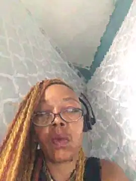 Ladyzee25 online show from 10/27/25, 03:38