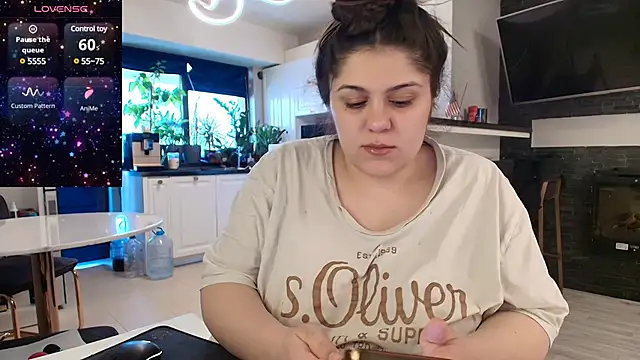 Snapshot of Layla- chatting on 02/26/25, 09:53 Layla- online show from 02/26/25, 09:53