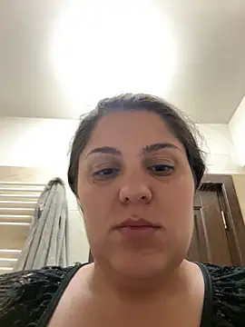 Snapshot of Layla- chatting on 10/06/25, 09:56 Layla- online show from 10/06/25, 09:56