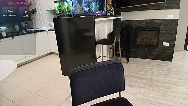 Snapshot of Layla- chatting on 11/19/25, 01:11 Layla- online show from 11/19/25, 01:11