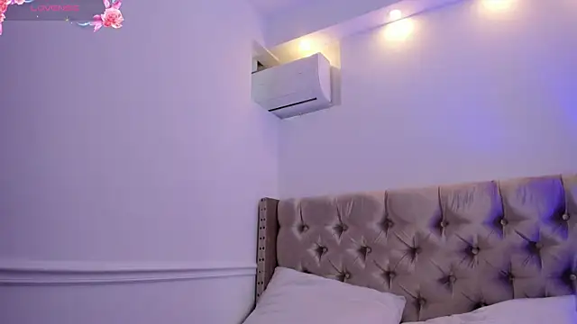 ArianaaGrace online show from 06/19/26, 07:17