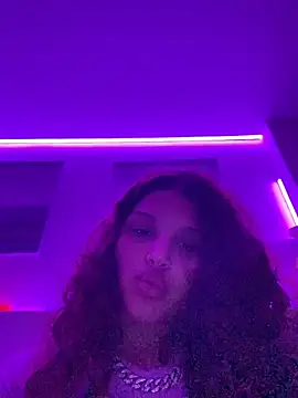 Snapshot of redvelved__011 chatting on 11/21/25, 09:24 redvelved 011 online show from 11/21/25, 09:24