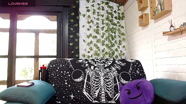 LiraSonnett online show from 12/01/25, 09:09