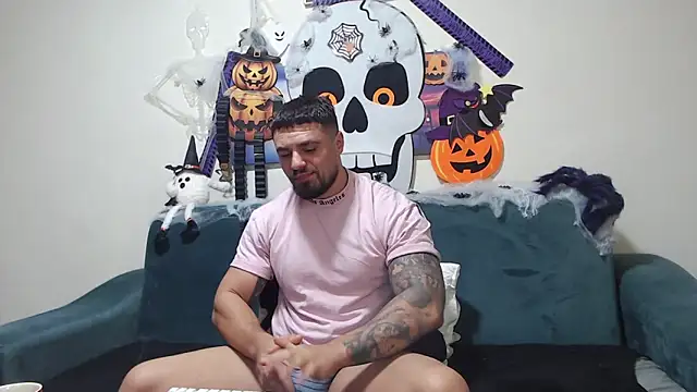 Tiberius hunk online show from 10/31/25, 08:15