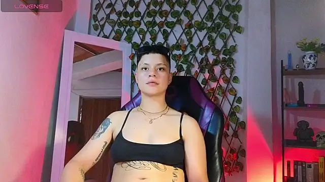 Snapshot of demimoore222 chatting on 03/10/25, 10:45 demimoore222 online show from 03/10/25, 10:45