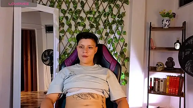 Snapshot of demimoore222 chatting on 03/15/25, 01:52 demimoore222 online show from 03/15/25, 01:52