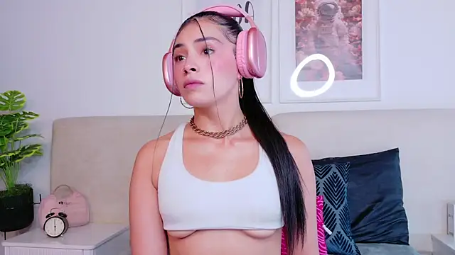 Snapshot of SaritaBratz chatting on 09/15/25, 08:42 SaritaBratz online show from 09/15/25, 08:42