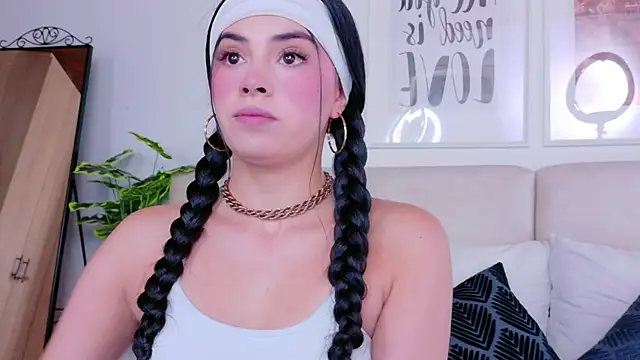 Snapshot of SaritaBratz chatting on 10/15/25, 08:31 SaritaBratz online show from 10/15/25, 08:31