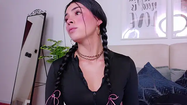 Snapshot of SaritaBratz chatting on 11/14/25, 08:40 SaritaBratz online show from 11/14/25, 08:40