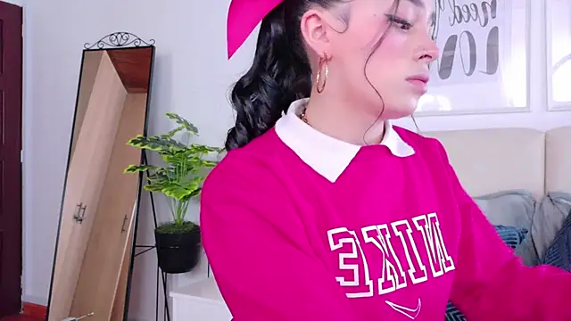 Snapshot of SaritaBratz chatting on 12/13/25, 08:25 SaritaBratz online show from 12/13/25, 08:25