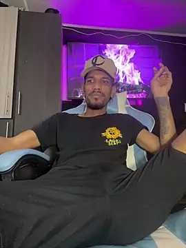 Snapshot of Miguel_bigcock chatting on 03/11/25, 04:40 Miguel bigcock online show from 03/11/25, 04:40