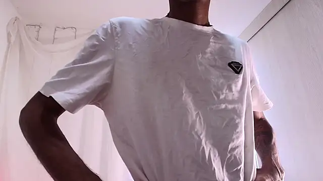 Snapshot of Miguel_bigcock chatting on 12/18/25, 04:46 Miguel bigcock online show from 12/18/25, 04:46