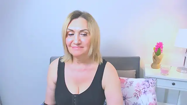 Snapshot of IsabellaSexyMilf chatting on 03/15/25, 09:30 IsabellaSexyMilf online show from 03/15/25, 09:30