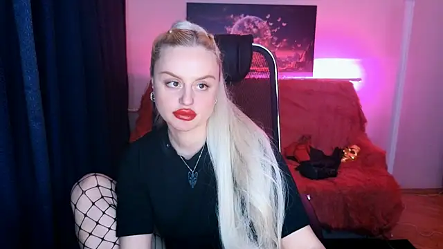 Snapshot of Miss_Alice_Silver chatting on 03/18/25, 07:42 Miss Alice Silver online show from 03/18/25, 07:42