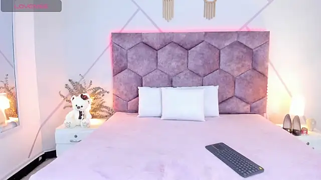 aurora collinss  online show from 02/03/26, 12:21