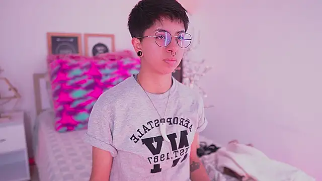 Snapshot of tommy_blue chatting on 09/11/25, 01:28 tommy blue online show from 09/11/25, 01:28