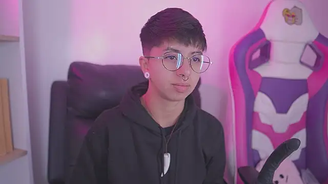 Snapshot of tommy_blue chatting on 10/11/25, 04:38 tommy blue online show from 10/11/25, 04:38