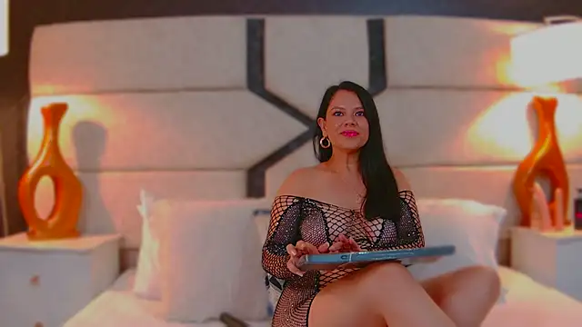 Snapshot of MonserratLane chatting on 03/22/25, 08:04 MonserratLane online show from 03/22/25, 08:04