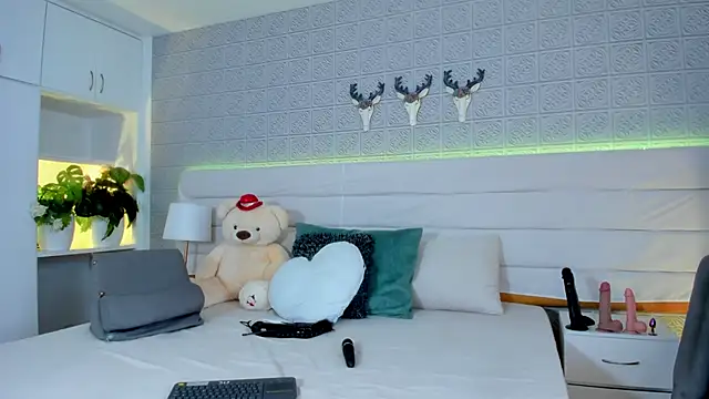 LeilaHiuston online show from 02/16/26, 07:54