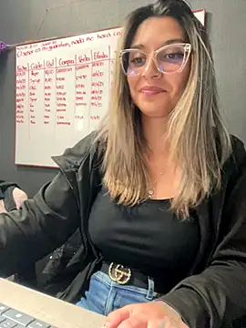 Isabella Varella online show from 11/15/25, 01:03