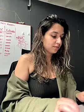 Isabella Varella online show from 11/17/25, 12:33