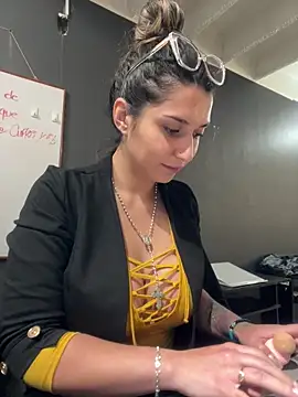 Isabella Varella online show from 11/20/25, 01:22