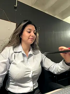 Isabella Varella online show from 12/01/25, 12:32